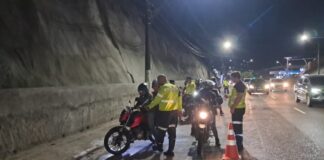IMMU ABORDA 384 VEÍCULOS E REMOVE 14 DURANTE OPERAÇÃO COPA DO MUNDO EM MANAUS Agentes do IMMU durante a Operação Copa em Manaus.