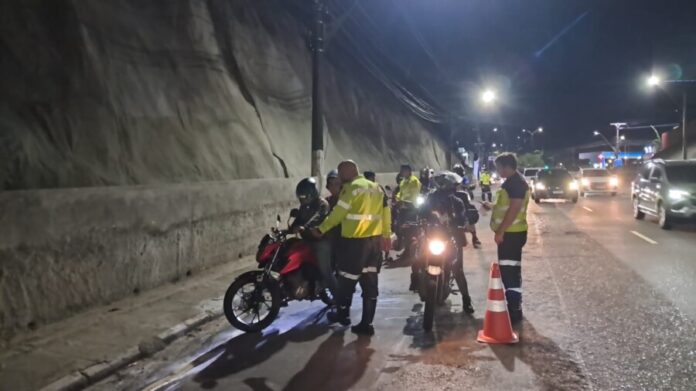 Agentes do IMMU durante a Operação Copa em Manaus.