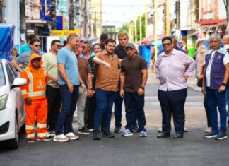 Prefeito Renato Junior fiscaliza obras na rua Marcílio Dias e reforça segurança com instalação de novas tampas de alta resistência