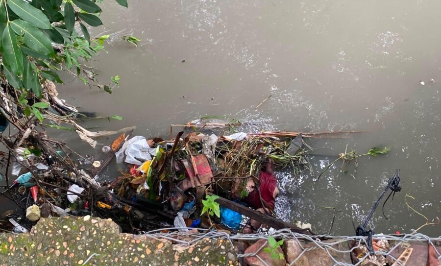 Mulher encontrada morta em igarapé na zona Leste de Manaus.