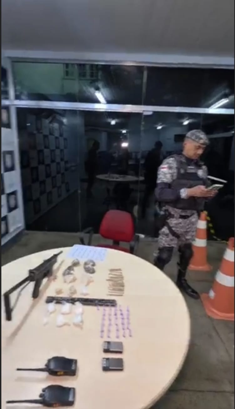 Submetralhadora artesanal, drogas e materiais do tráfico apreendidos durante operação no bairro São Francisco, em Manaus.