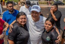 Eduardo Braga fiscaliza avanço das obras de pavimentação no município de Iranduba