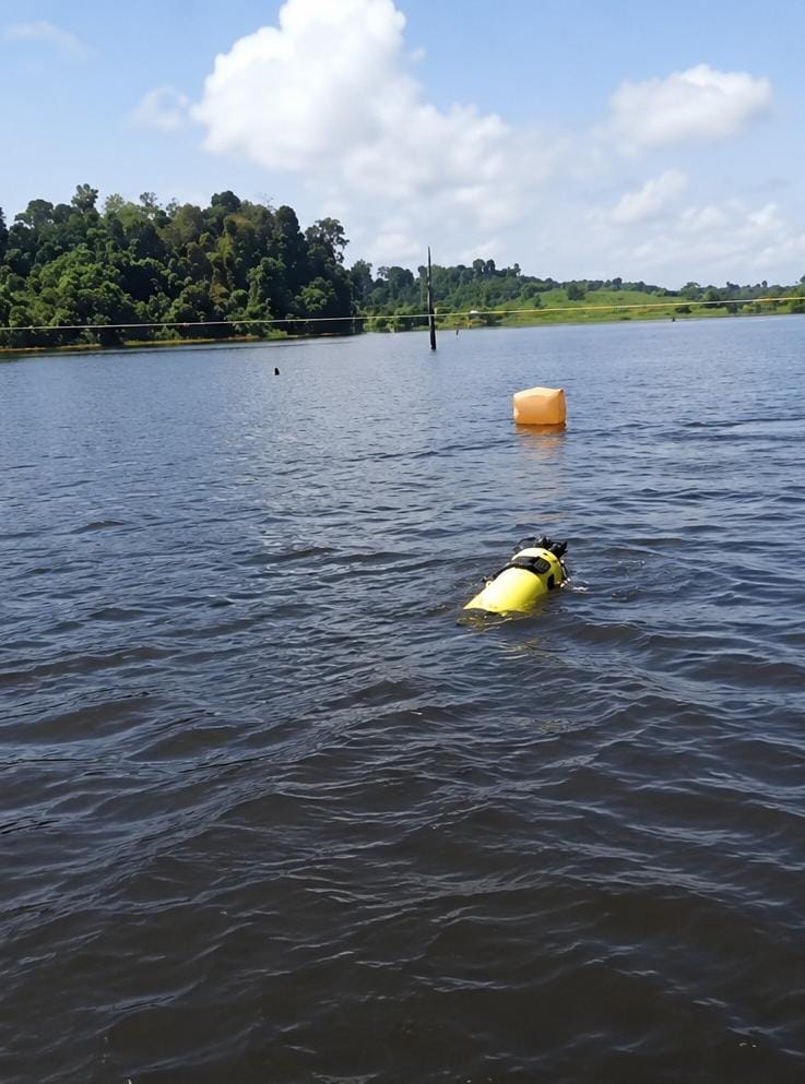 Mergulhadores do Corpo de Bombeiros durante as buscas no lago da Comunidade Rumo Certo, em Presidente Figueiredo.