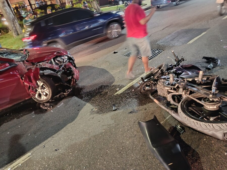 Motocicleta roubada envolvida em acidente na avenida Mário Ypiranga durante fuga dos suspeitos.