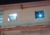 SSP-AM ativa ‘Operação Ocupação’ após ataques a casas de PMs em Manaus Casa de policial atingida por tiros na Compensa em Manaus após ataque criminoso.
