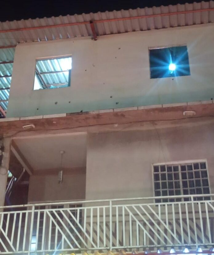 Casa de policial atingida por tiros na Compensa. Casa de policial atingida por tiros na Compensa em Manaus após ataque criminoso.