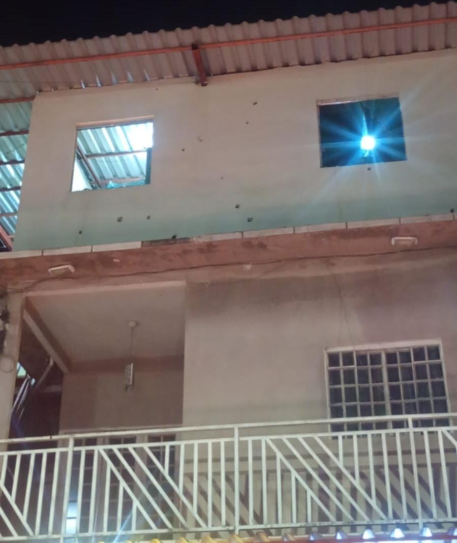 Casa de policial atingida por tiros na Compensa em Manaus após ataque criminoso.