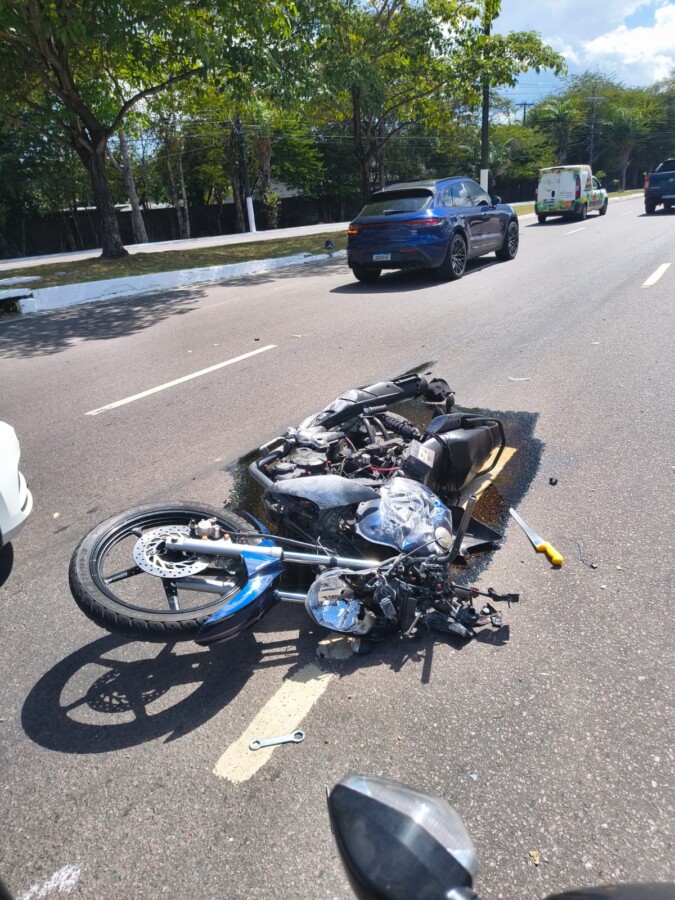 Suspeito morre após roubar motocicleta na Ponta Negra depois de bater em um poste
