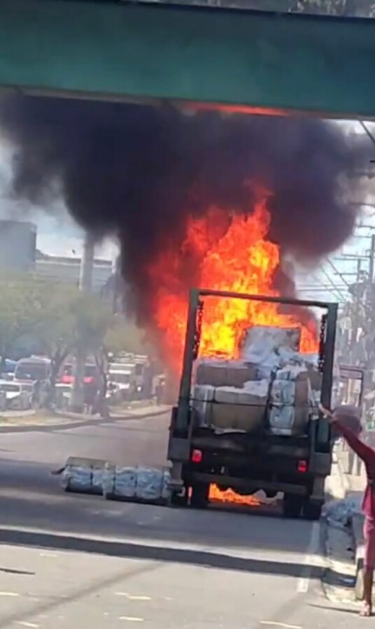 Caminhão de reciclagem pega fogo durante ocorrência em Manaus.