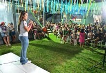 Em uma só noite, Débora Menezes percorre São Raimundo, Armando Mendes e Alvorada para prestar contas do mandato e ouvir moradores