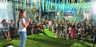 Em uma só noite, Débora Menezes percorre São Raimundo, Armando Mendes e Alvorada para prestar contas do mandato e ouvir moradores