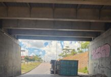 Carreta tomba e derrama óleo na pista da Av. Max Teixeira