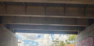 Carreta tomba e derrama óleo na pista da Av. Max Teixeira