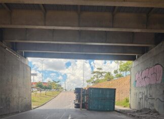 Carreta tomba e derrama óleo na pista da Av. Max Teixeira