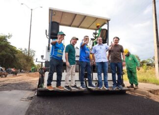 Governador Roberto Cidade fiscaliza obras de pavimentação em Manicoré