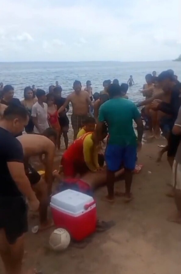 Bombeiros realizam resgate de jovem que morreu afogado na Praia da Ponta Negra, em Manaus.