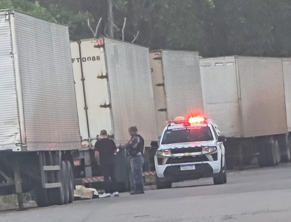 Polícia realiza perícia onde homem foi encontrado morto no Distrito Industrial de Manaus.