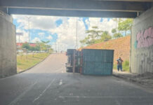 Carreta tomba e derrama óleo na pista da Av. Max Teixeira