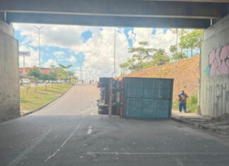Carreta tomba e derrama óleo na pista da Av. Max Teixeira