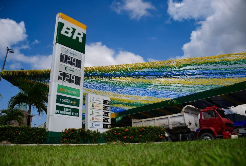 Gasolina em Manaus com preço de até R$ 7,29 em posto de combustível.
